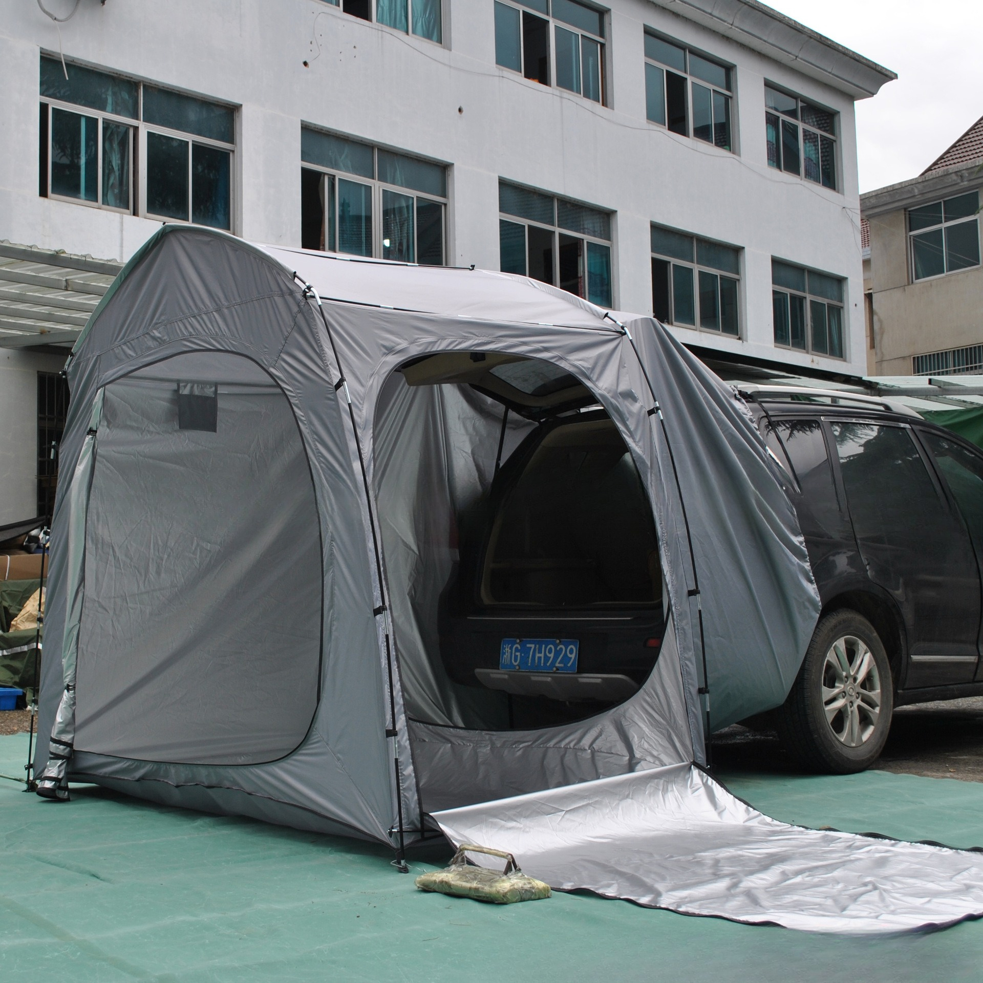 Easy to store full-model rear  - Emergency Mylar Tent reseña y precio