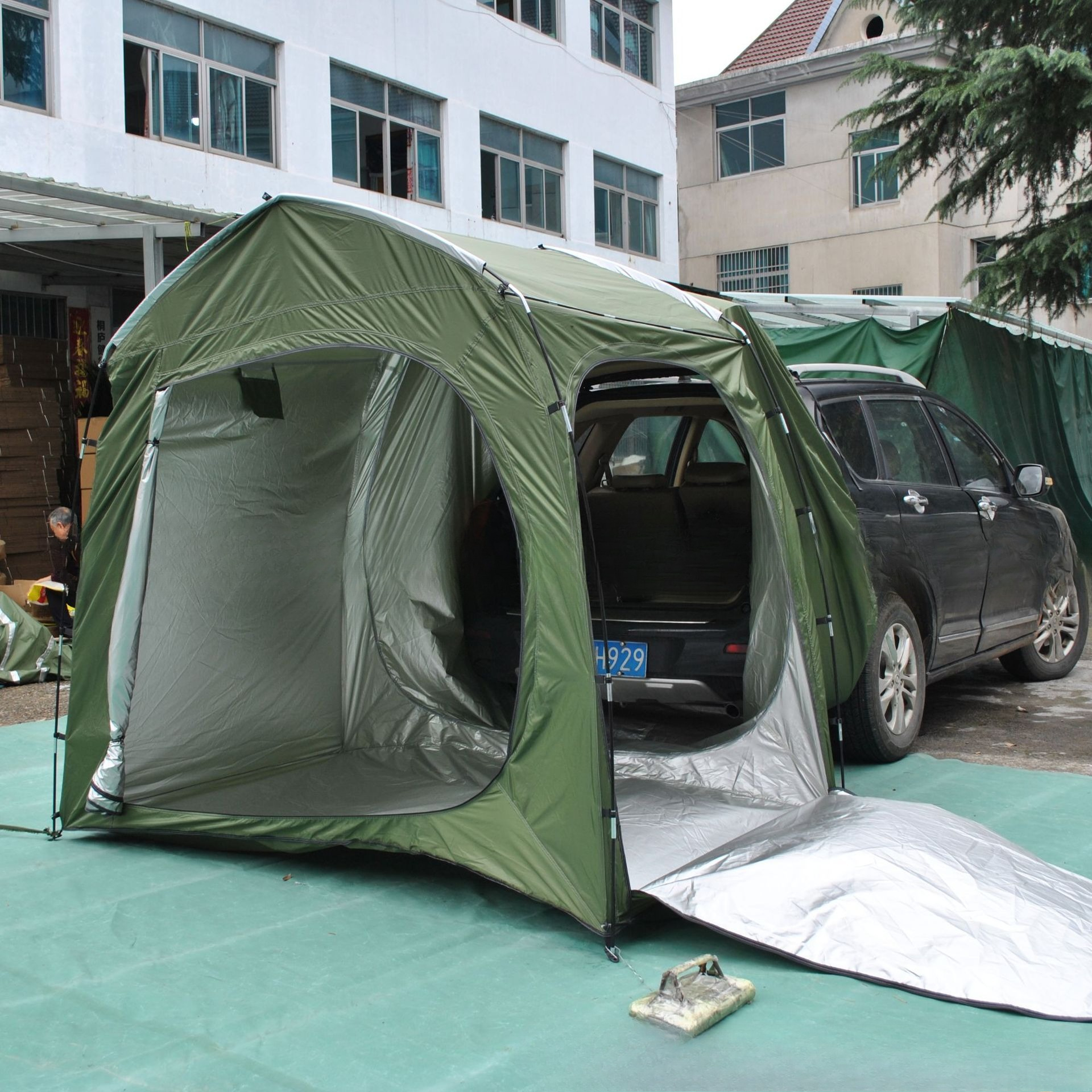 Easy to store full-model rear  - Emergency Mylar Tent reseña y precio